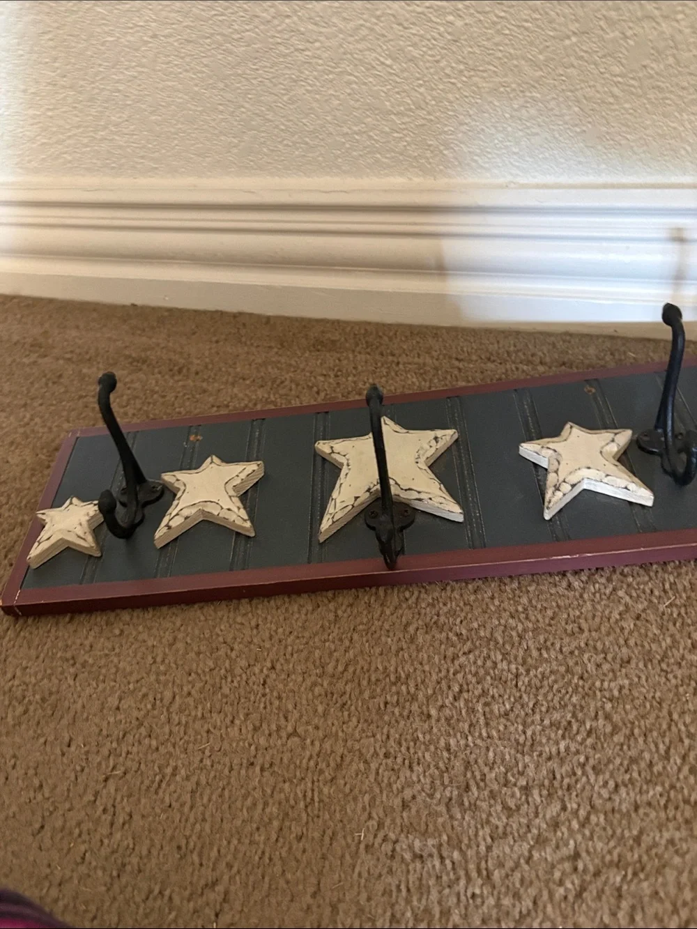 Farmhouse Star Wall Hook Rack in Beige and Black -